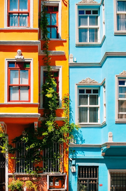 Casas azuis e laranja brilhantes fecham nas ruas de Istambul. Distrito de Balat.