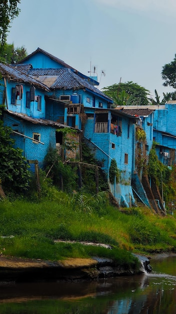 Casas azules en el pueblo de Jodipan en Malang