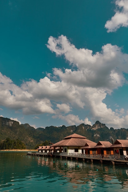 Casas balsa de lujo resort en el lago cheow lan en el parque nacional khao sok tailandia postal poster wallp ...