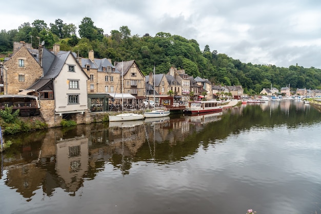 Casas y barcos en el río Rance en la aldea medieval de Dinan en la Bretaña francesa, Francia