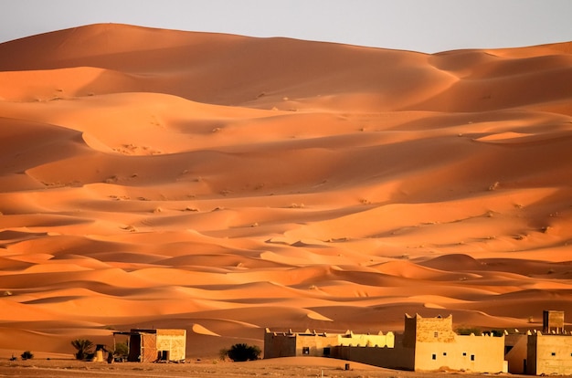 Casas berberes no sopé das impressionantes dunas de areia de Merzouga