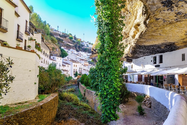 Casas blancas junto al arroyo y la montaña donde se excavan las casas dentro de la roca Setenil de las Bodegas Cadiz