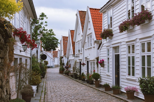 Casas blancas con techo rojo en la ciudad de Stavanger Noruega