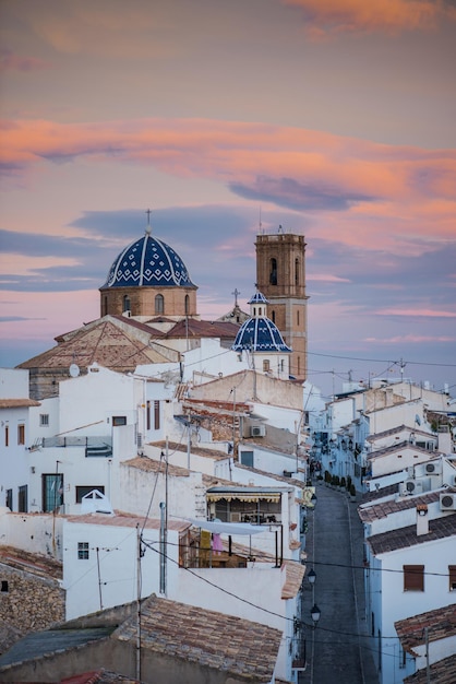 Casas blancas con tejado de terracota en la Costa Blanca