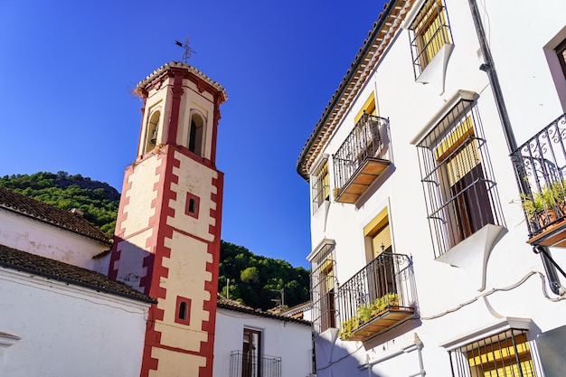 Foto casas blancas y torre de la iglesia en el pintoresco pueblo de montaña de grazalema cádiz españa