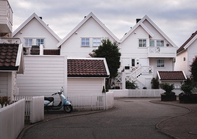 casas brancas e uma scooter em Stavanger Noruega