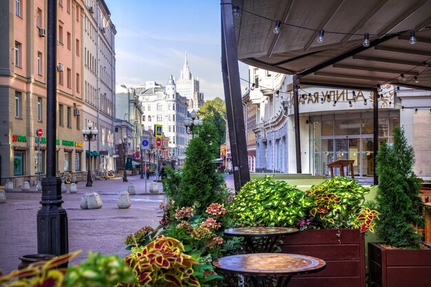 Casas y cafés en el Arbat de Moscú en una mañana de verano