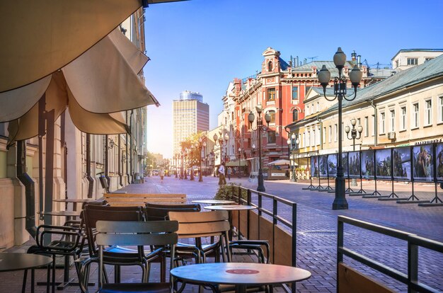 Casas y cafés en el Arbat de Moscú en una mañana de verano