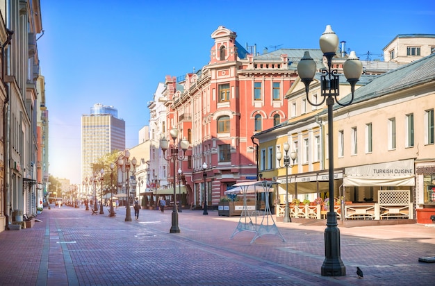 Casas y cafés en el Arbat de Moscú en una mañana de verano