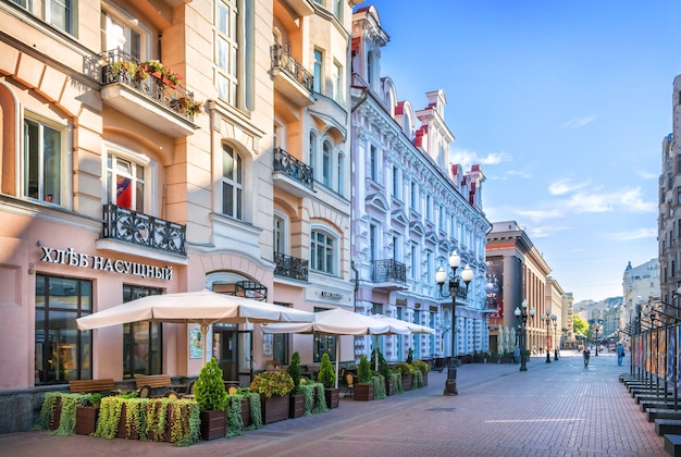 Casas, cafés e lanternas no Arbat em Moscou em uma manhã de verão
