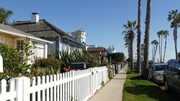 Casas en la calle suburbana, California, Estados Unidos. Edificios genéricos, distrito residencial cerca de Los Ángeles