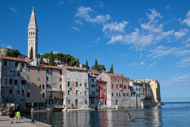 Casas y campanario en port rovinj