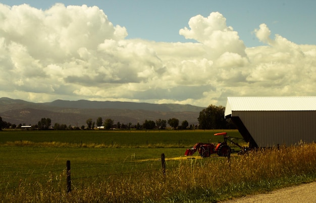 Foto casas en el campo contra el cielo nublado