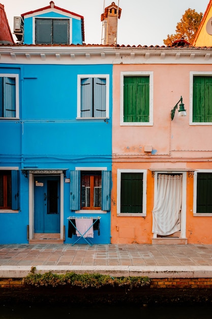 Foto casas características de colores en el burano