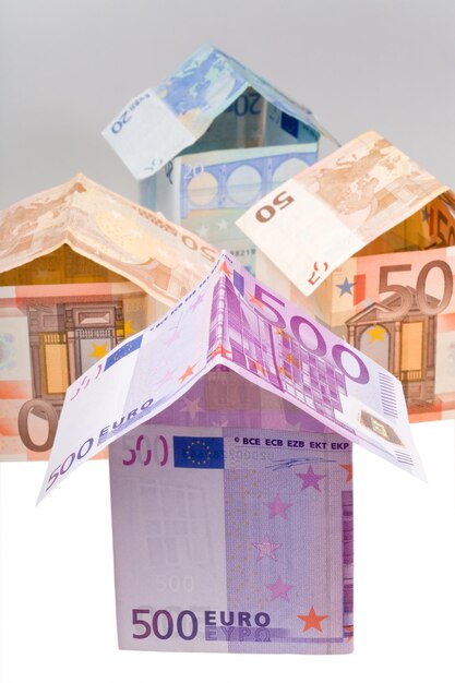 Casas caras de billetes en euros