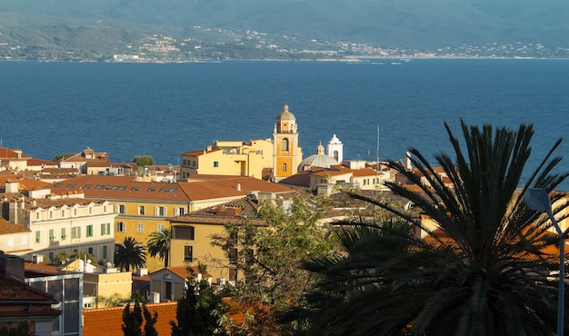 Las casas de la ciudad de Ajaccio isla de Córcega Francia