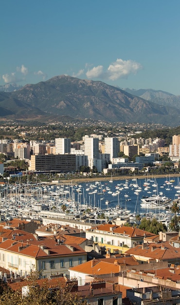 Las casas de la ciudad de Ajaccio y su puerto deportivo Francia isla de Córcega