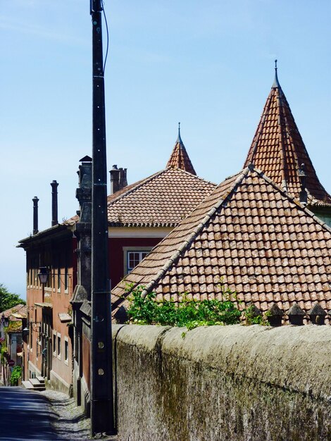 Casas en la ciudad contra el cielo