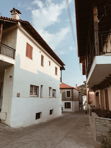 Casas en la ciudad contra el cielo