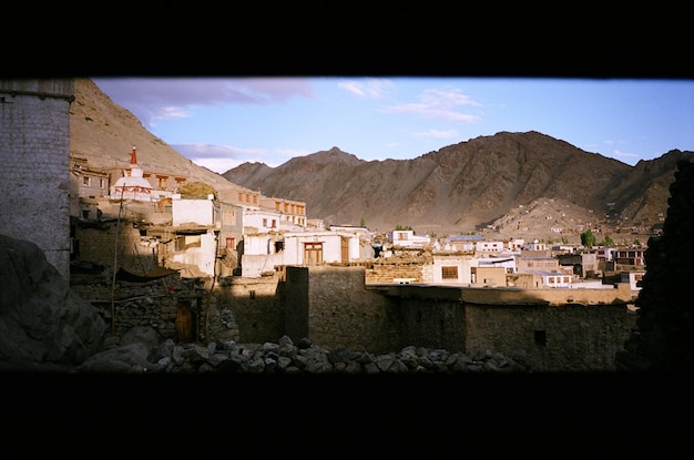 Casas en la ciudad contra las montañas