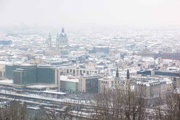 Casas cobertas de neve em budapeste