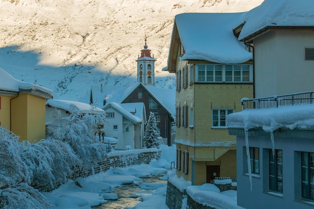 Casas cobertas de neve na cidade