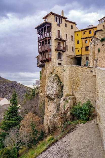 Casas de cuenca construidas sobre precipicio de roca con al río españa | Foto