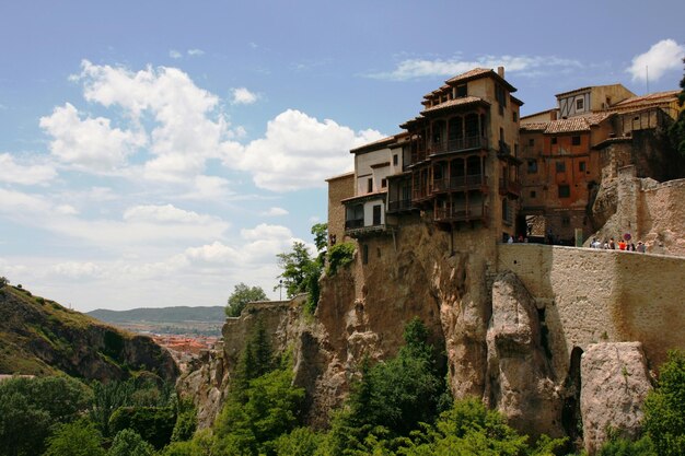 Casas colgantes de cuenca contra el cielo nublado durante un día soleado