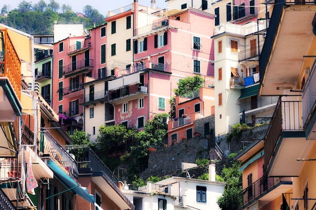 Foto casas en la colina de la ciudad de manarola