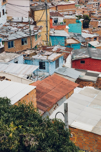 Casas en las colinas de Comuna en Medellín, Columbia