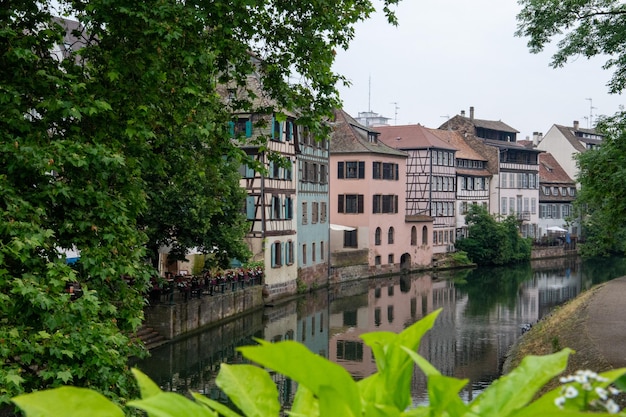 Casas coloreadas en un pueblo francés a lo largo de un canal en el área de Alsacia