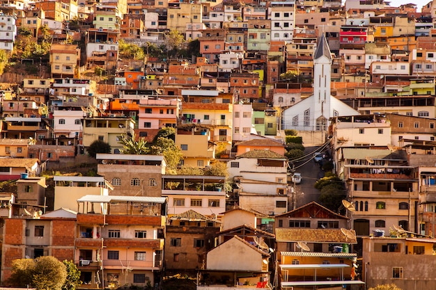 Casas de colores e iglesia en una ciudad en pendiente en Minas Gerais - Brasil