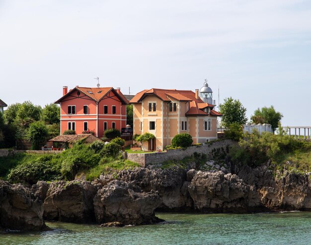 Casas coloridas à beira-mar