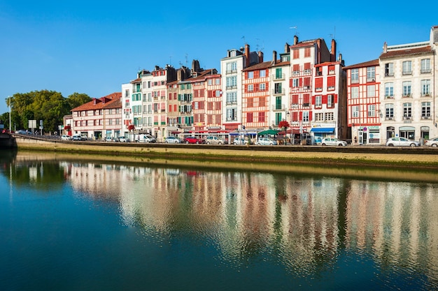 Casas coloridas en Bayona Francia