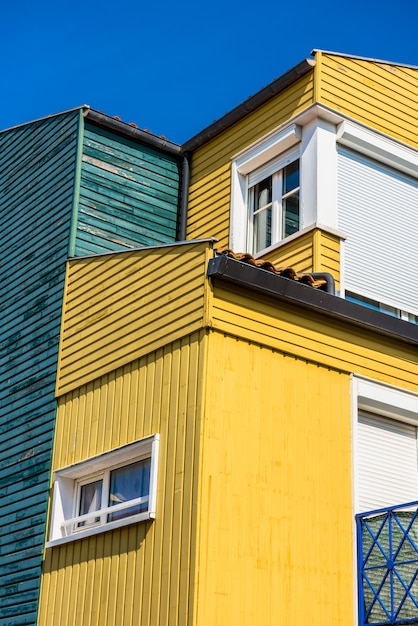 Casas coloridas brilhantes em La Rochelle, França