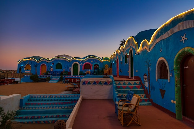 Casas coloridas y brillantes de una aldea nubia