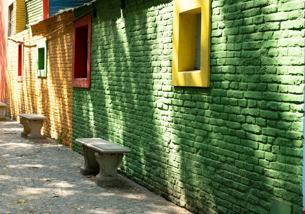 Casas coloridas en caminito de la boca buenosairesargentinano pueblo viejo centro de la ciudad vacío benchtrav