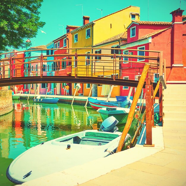 Casas coloridas por canal en Burano, Venecia, Italia. Estilo vintage