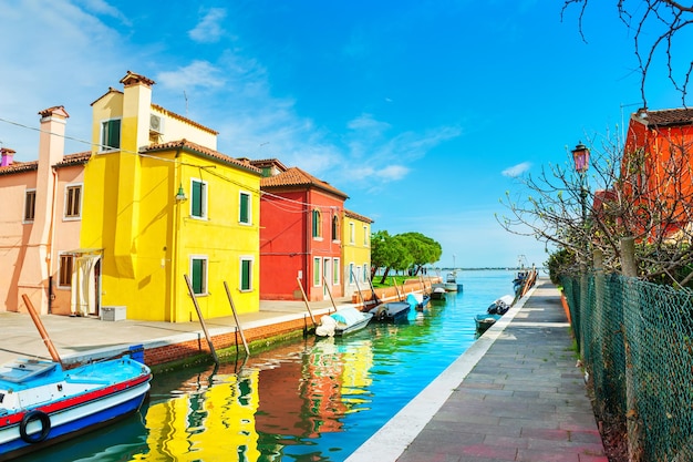 Casas coloridas en el canal en la isla de Burano, Venecia, Italia. Destino de viaje famoso