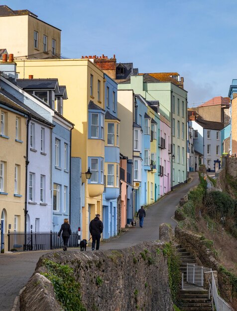 Casas coloridas en la ciudad costera de Gales Tenby