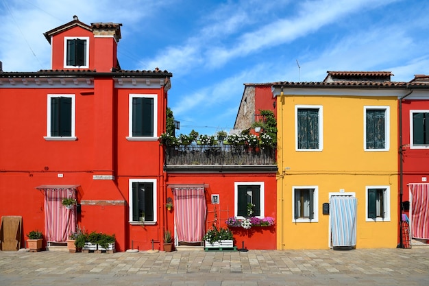 Casas coloridas contra o céu azul nublado