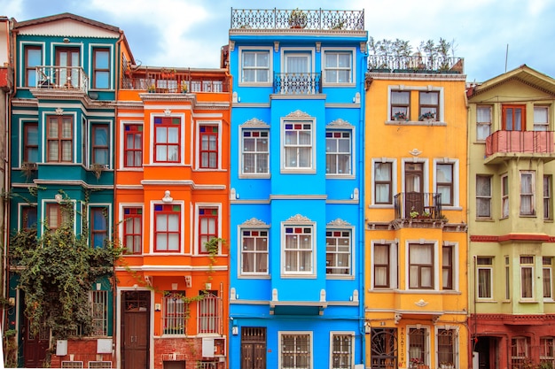 Foto casas coloridas del distrito de balat, estambul, turquía.