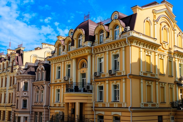 Casas coloridas do distrito de elite de vozdvizhenka em kiev ucrânia