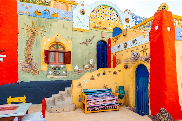 Casas coloridas e brilhantes de uma aldeia núbia
