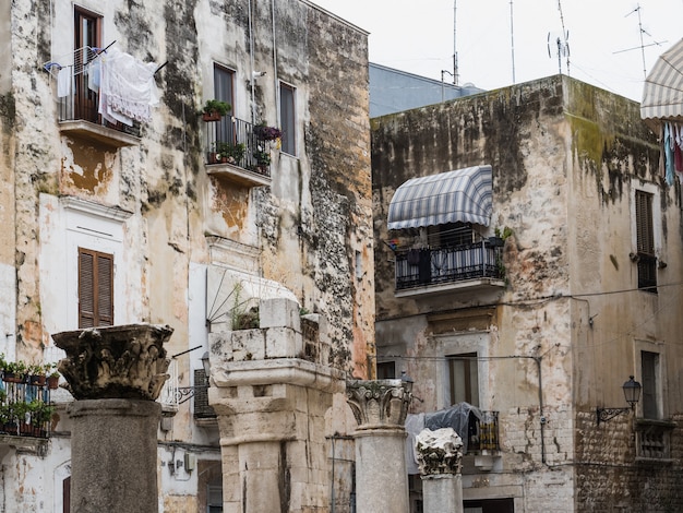 Casas coloridas e brilhantes e edifícios da cidade fabulosa de Bari