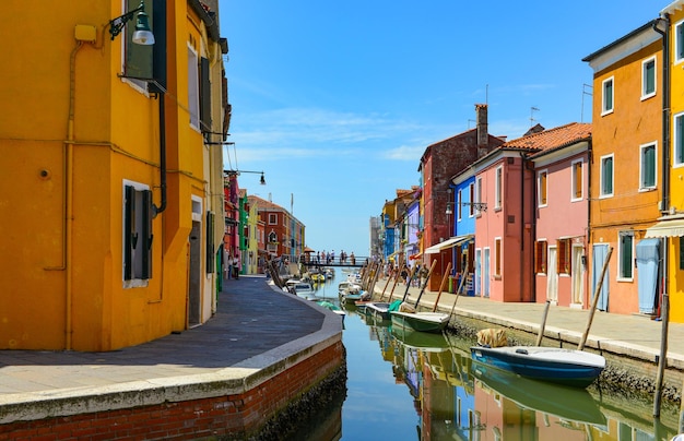 Casas coloridas em burano island famoso destino de viagem itália