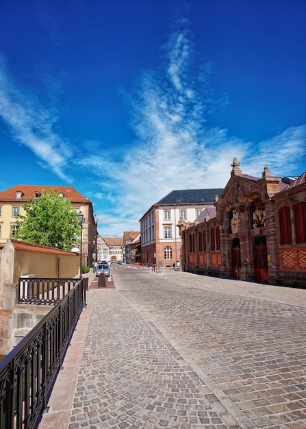 Casas coloridas em enxaimel na cidade velha de Colmar, Haut Rhin, na Alsácia, França. Pessoas no fundo