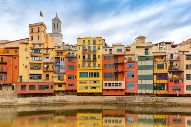 Casas coloridas em Girona, Catalunha, Espanha