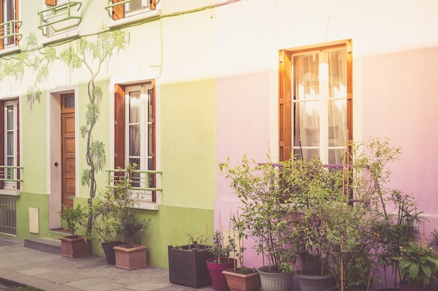 Casas coloridas em paris, frança.