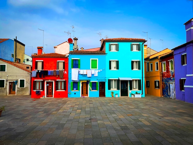 Casas coloridas em uma pequena praça tradicional na ilha de Burano Veneza Itália